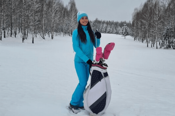 Female golfer playing in winter